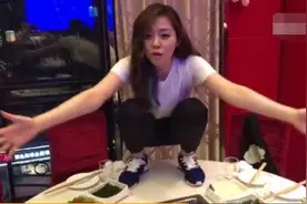 喝醉了？张靓颖穿着鞋蹲在火锅桌上唱歌图片