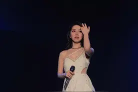 邓紫棋台北演唱会上崩溃哭出声 感谢歌迷给予勇气图片