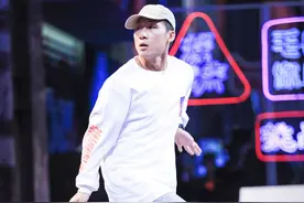 《这就是街舞》亮亮为韩宇打call图片