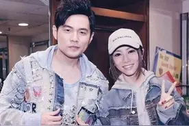 邓紫棋曝何超莲帮自己牵线合影周杰伦图片