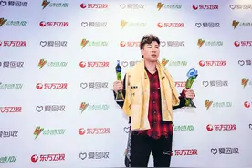 胡彦斌获东方风云榜亚洲创作歌手 现场首唱《你要的全拿走》图片