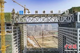 中国内地高层建筑最大跨度钢结构连廊提升就位图片