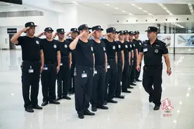 招聘保安要求年轻学历高，可求职者都是中年大叔……图片