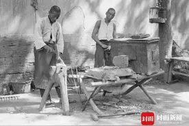 老图片揭秘老成都27｜补锅、换水壶底，还记得以前的补锅匠吗？图片