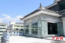 福建德化10万多件古瓷片“拼”成精美瓷房图片