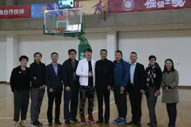 温州篮球国手吴前现身温州中学图片