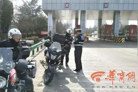俩摩托车赶时间在高速上疾驰 宝鸡交警及时制止图片