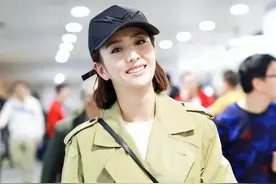 佟丽娅长风衣配白球鞋干练又青春浅笑迷人图片