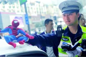 车顶挂玩偶成风 成都交警将实施处罚图片