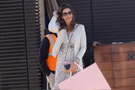 超模辛迪·克劳馥穿碎花长裙亮相街头 清新似少女图片