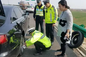 轮胎磨损严重致车辆爆胎 潍莱高速民警及时救助图片