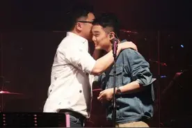 好妹妹乐队台北开唱 秦昊张小厚拥抱友情深图片