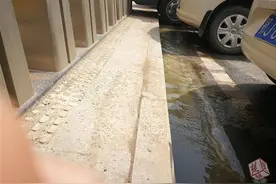 路边污水漫溢臭味难闻，洪山水务部门：排污管道还没连通图片