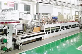 实验室走来“钢铁侠”图片