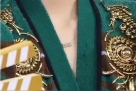 章子怡项链刻女儿醒醒名字 网友感叹母爱真伟大图片