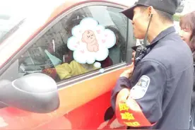 两岁宝宝被锁车内哭闹不止,保安比划着引导他按下开锁键图片