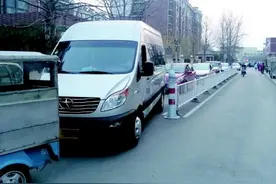 没卡不让进 业主车堵门图片