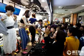 年薪可达50万！杭州穿版模特每天穿脱上千件衣服图片