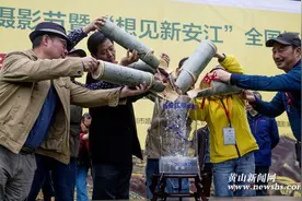 安徽黄山：花动一山春色图片