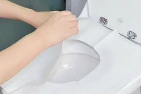 有人宁可排队也要用蹲厕，宁波公厕试行免费一次性马桶坐垫图片