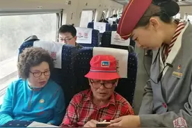 韩国老夫妇为庆祝金婚开启中国自由行，高铁上连连点赞！图片