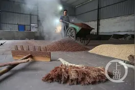 酿酒师傅的一天：凌晨4点起床手工烤酒，不能有一点杂味进去图片