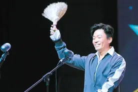 王宝强领“金扫帚奖”图片