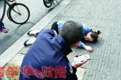 暖！杭州街头姑娘突然昏迷倒地 众人接力救援图片
