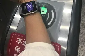 苹果新系统增设快捷交通卡功能：京沪可刷iPhone乘地铁图片