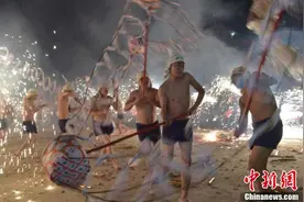 四川三台乐加正月十五“烧火龙”图片