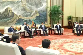 （时政）栗战书会见美国联邦参议员戴恩斯一行图片