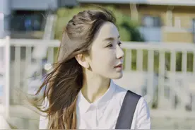 娄艺潇小清新旅行写真 白衬衫里都是阳光的味道图片