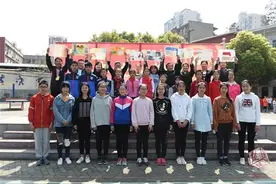 感恩老师有新招！这所中学的学生自制奖状发给老师图片