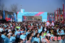 河北举办女子半程马拉松 四千丽影亮相古城“跑道”图片