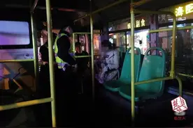 女子循环乘坐同一路公交车，坐了整整一天不肯下来图片
