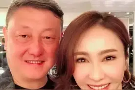 韩磊在黎姿豪宅唱歌 美艳妻子成焦点图片