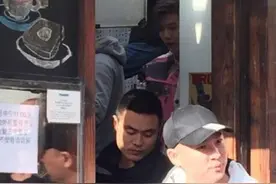 鹿晗现身上海街头 打扮帅气引路人围观图片
