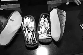 明明天气热了，为什么还送来一双棉鞋？民警拆开一看……图片