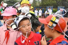 济南小学生制作手工帽 接上吸管就可饮水图片