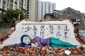 因“废墟涂鸦”成名的老外回上海开展览了！荡秋千、跳房子、搭积木、游戏棒……看到第几个你笑了？图片