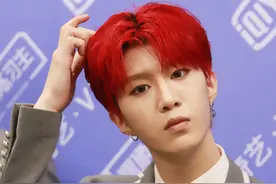 范丞丞红发顿生妖孽感 蔡徐坤“奶奶灰”帅酷十足图片