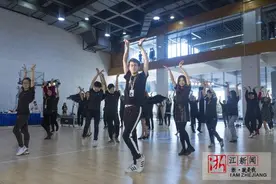 喜感！90后男生带头 阿里程序员午休齐跳天鹅舞图片