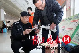 反扒高手“大老王” 35年抓了700多个贼图片