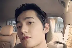 杨洋戴发箍晒全新造型，下巴上的“唇酒窝”太抢镜图片