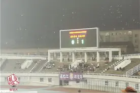 武汉卓尔遭遇赛季首败， 0:1不敌升班马图片