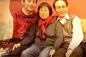 何炅一家四口合照罕见曝光，何老师与父亲、哥哥如同“三胞胎”图片