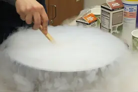 将零下196度的液态氮泼到身上，当液体接触到他的那瞬间会怎样图片