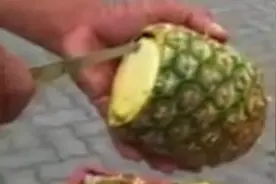 印度阿三开挂切菠萝!看得我眼花缭乱~看他最后骄傲的微笑!图片