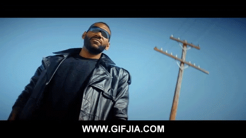 GIF一拳头打飞火车图片