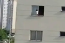 老婆用手机，拍到对面楼上恐怖的一幕！敬请扩散！图片